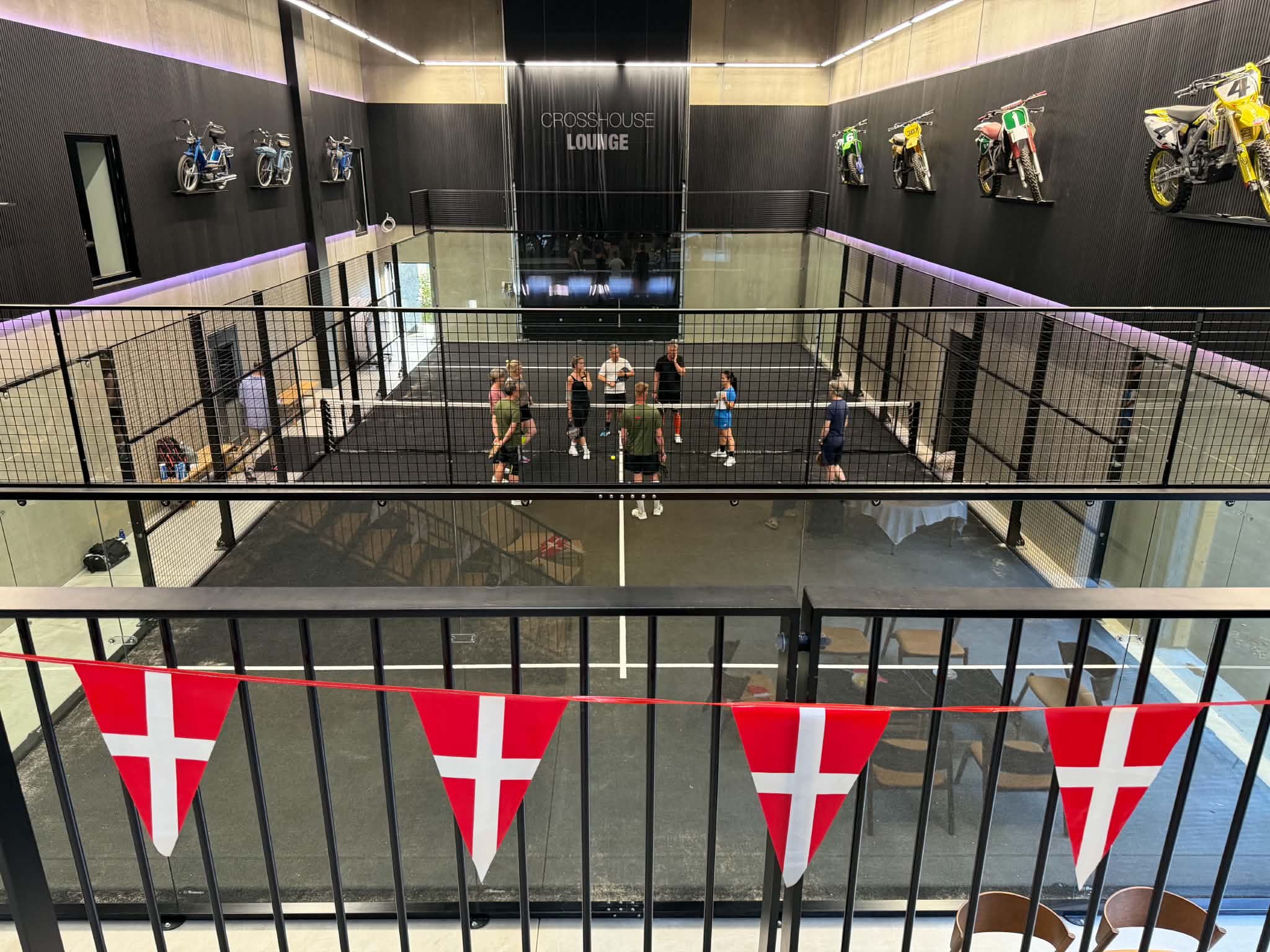 Padelbane med flag