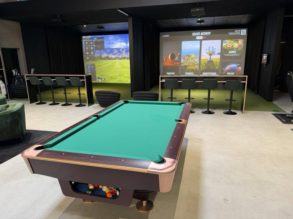 Poolbord med simulatorer i baggrunden