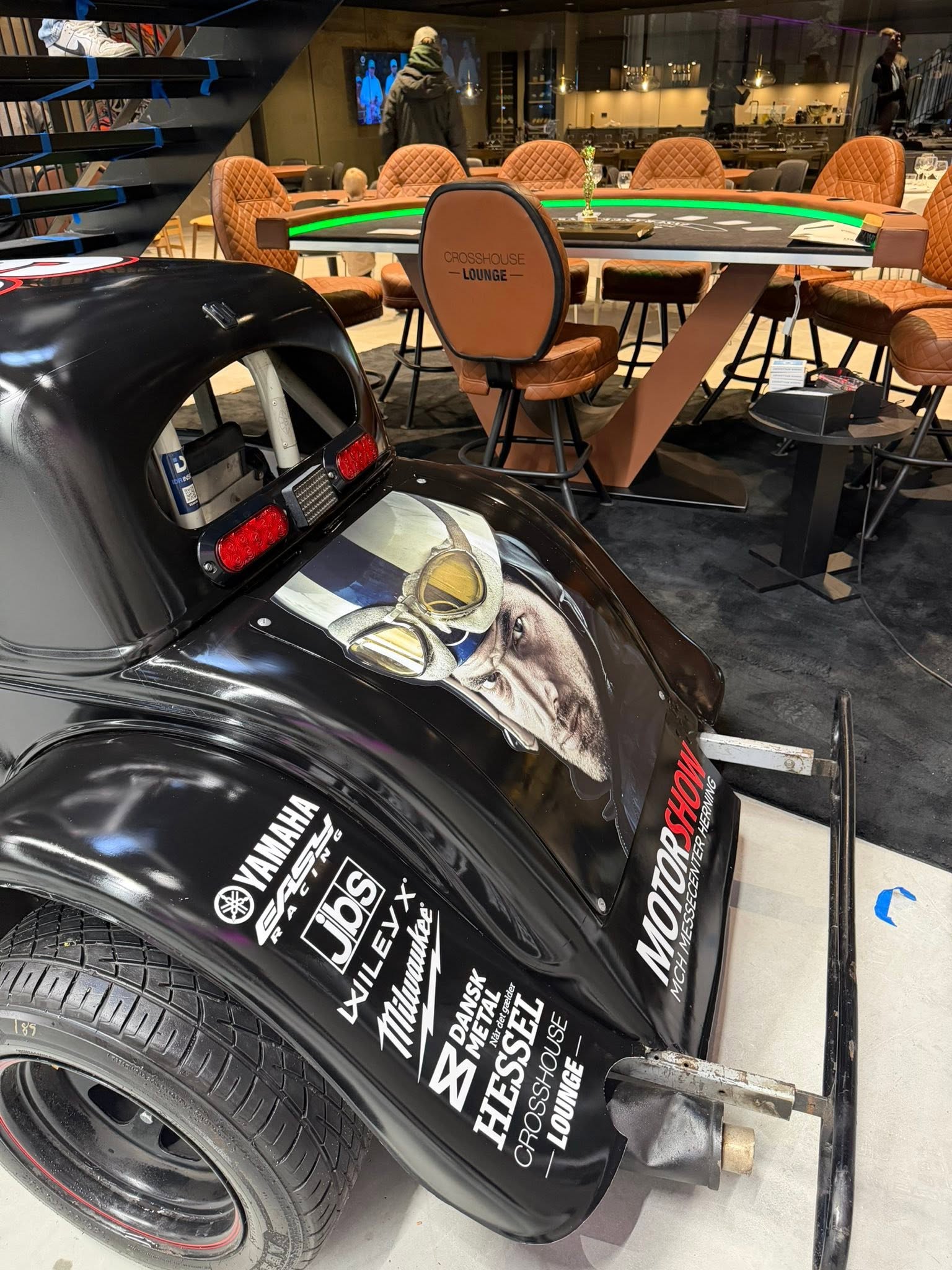 Racersimulator med sponsordekaler