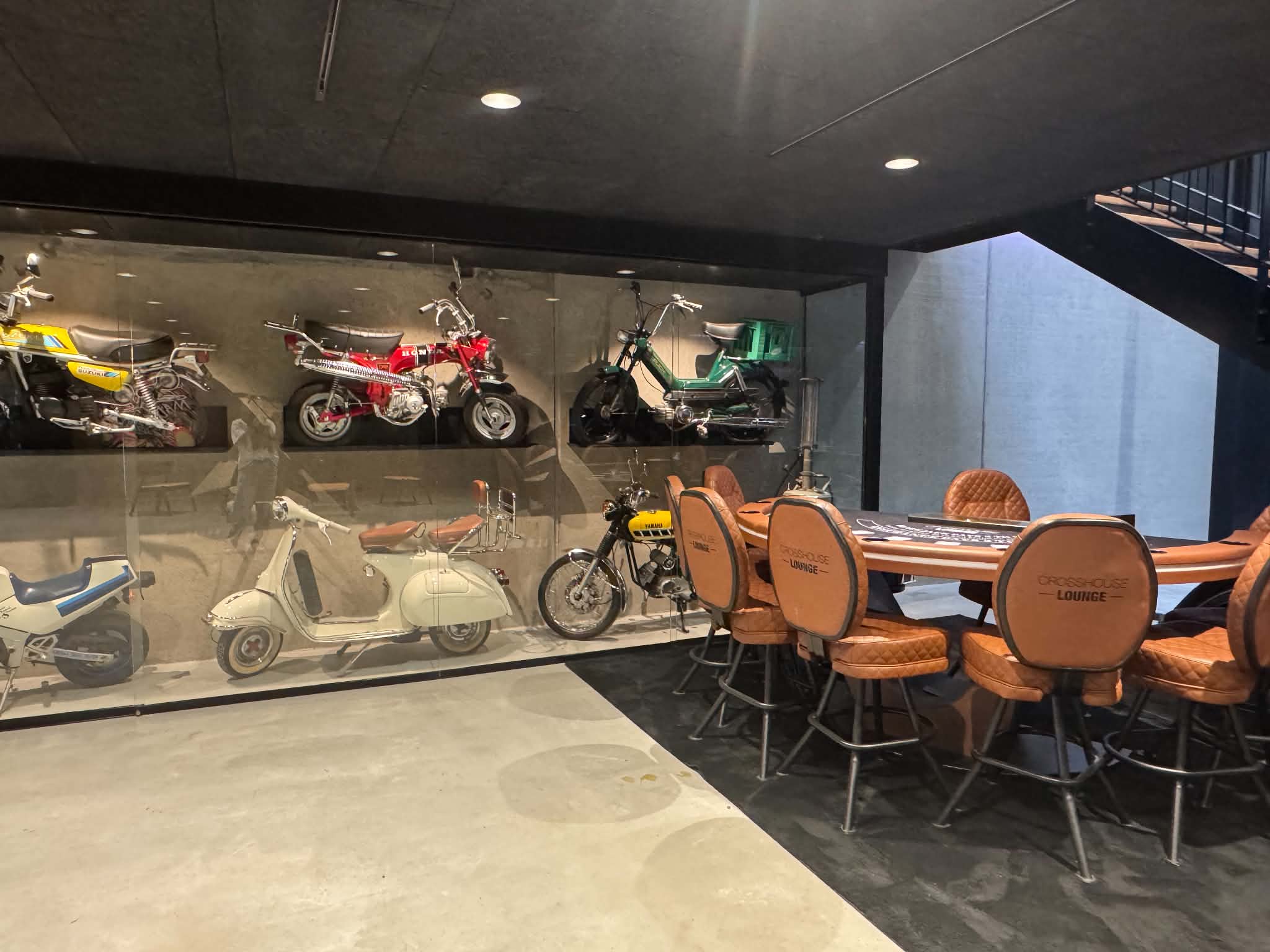 Motorcykelsamling og pokerbord