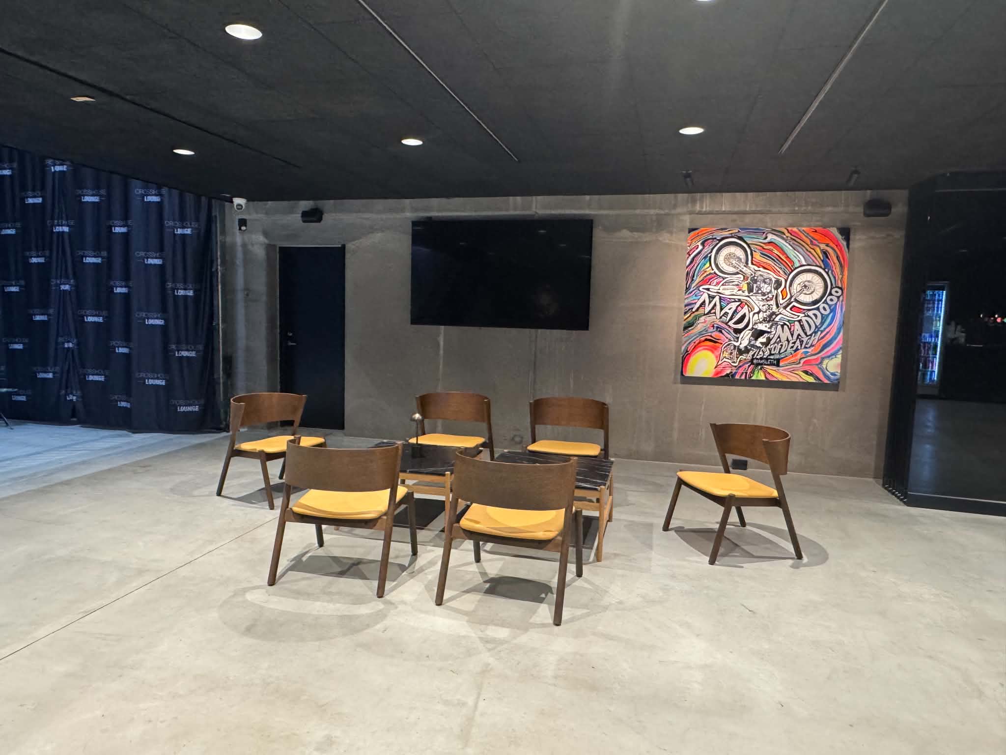 Loungeområde med kunst på væggen